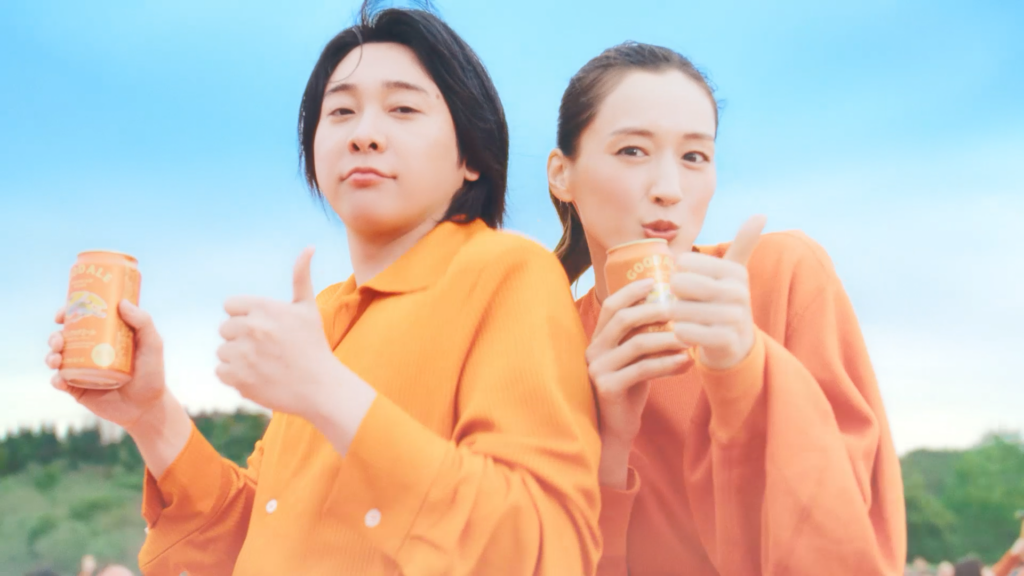 Mrs. GREEN APPLE率いる約500名のコーラス隊と楽器隊と共に、綾瀬